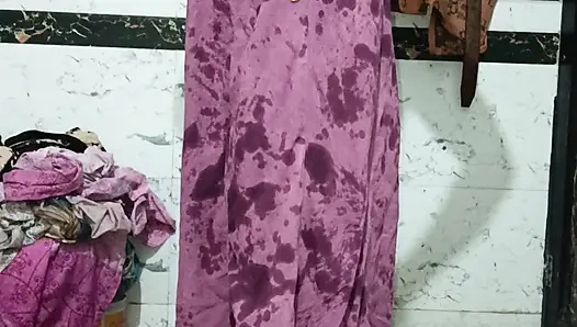 Priya bhabi seksi tarz vücut gösterisi