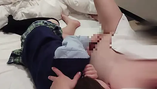 Meine muschi prickelte, also stieg ich drauf und steckte meinen schwanz in mich. Creampie beim tragen einer college-mädchen-uniform. Amateur.