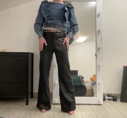 Sissy in pantaloni di pelle bootcut svasati e camicetta di jeans