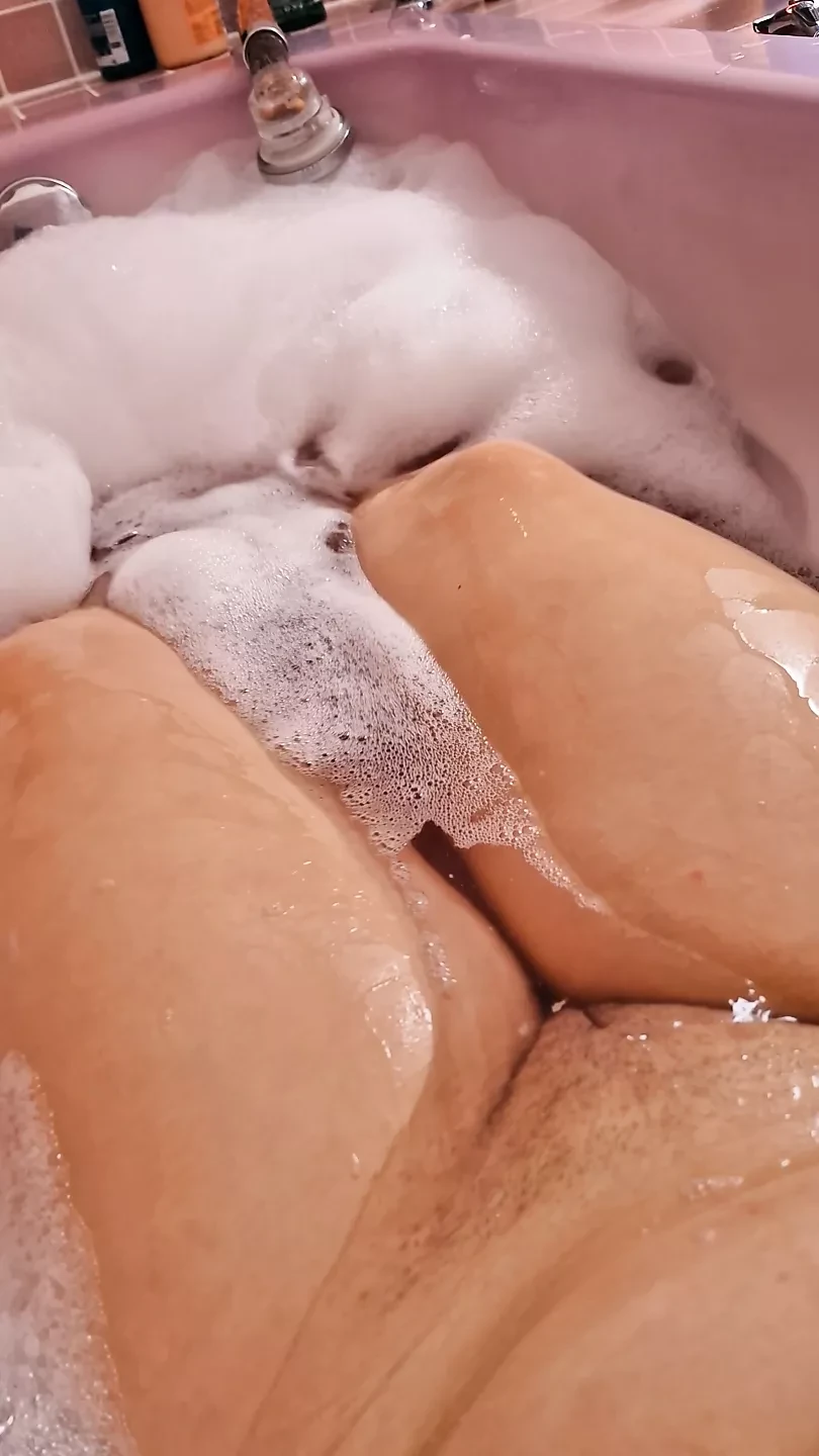 Just me taking a cold bath and playing with my legs