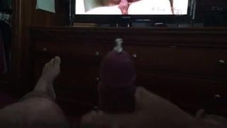Волосатый пирсингованный медведь кончает перед порно-порно без презерватива