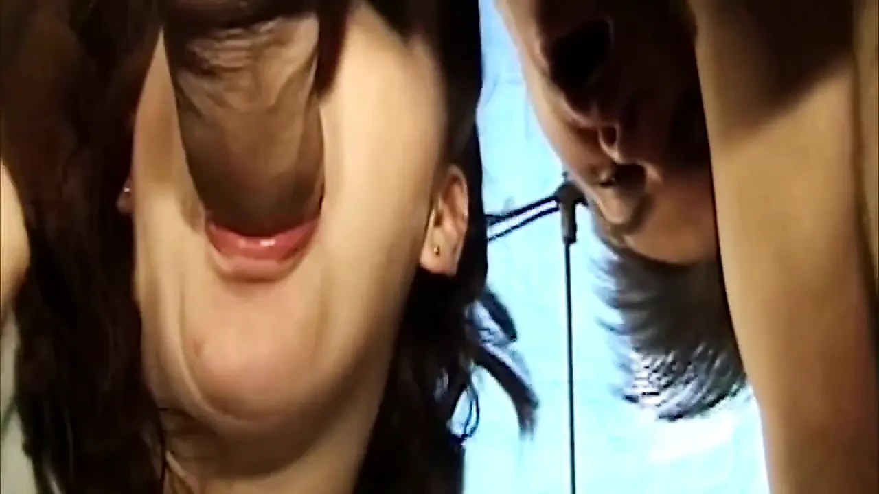 黑发女郎在车里做爱，被吹和喷