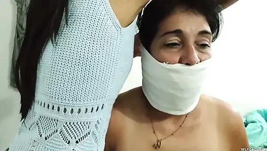 Lesbische MILF-partner spielen partner, nackt gefesselt, versohlt und von teenie-mädchen geknebelt