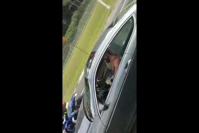 Flagrou o motorista dirigindo e tocando uma bronha