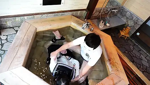 Küvette kilitlenmiş ve kampüs dışı dersler veren üniforma damlıyordu