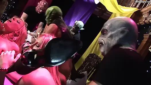 İnsanlar grup seks yapmak isterken bir parti seksi oluyor