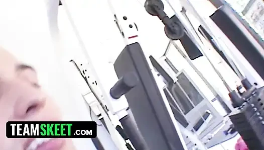 Wunderschönes rothaariges teenie bekommt ihren arsch eingeölt und vom fitnesstrainer geritten