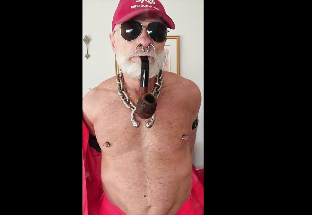 Un beau-père fume sa pipe dans un équipement de salut-viz