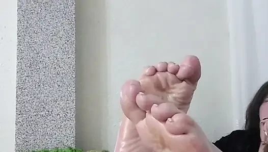 Güzel ayaklarını gösteren kız, yağ içinde bacaklar