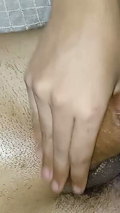 Hermana india caliente le hace una paja con aceite a la verga enorme de su hermanastro | Clip 1