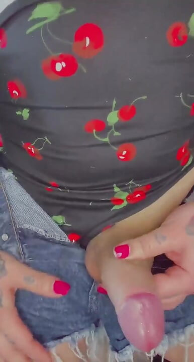 Memakai pakaian badan ceri saya melancap panas untuk awak