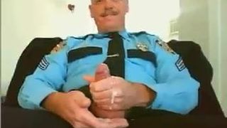 Полицейский в обеденный перерыв расслабляется