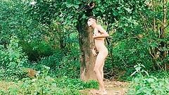 Un adolescent indien gay s’amuse avec un gros cul nu dans la nature et une éjaculation