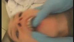 Une patiente sexy et une infirmière masquée baisent