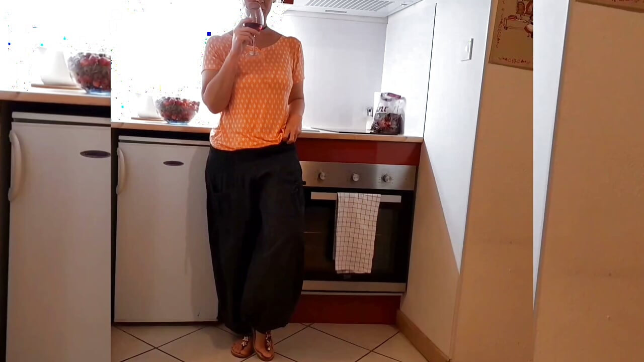 Amateur-ehefrau genießt nacktes posieren und sex