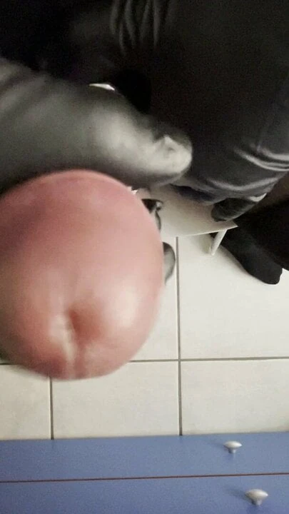 BIG COCK IN NYLON PLAYS CUM CUM