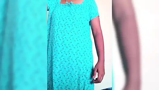 Ammu elbisesi gecelik değiştirip sari büyük memeler ammus göğüslerini gösteriyor
