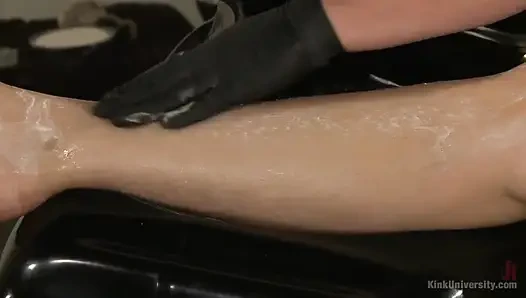 Erotic shaving - gimana caranya bikin memek pasanganmu jadi pube berkurang?