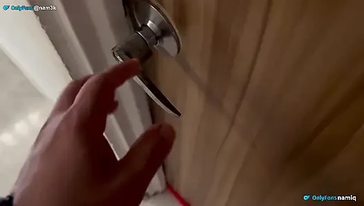 Ağzını sütle doldurur