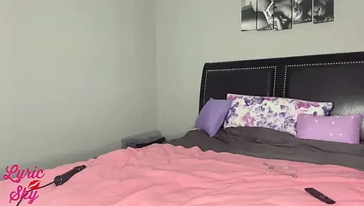Yalnız zenci büyük memeli bebek büyük göğüslerde şehvetli violet wand