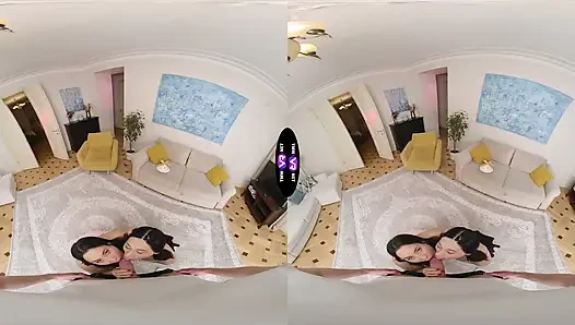 Azgın sürtükler Roxy ve Amelia ona çifte saksoyla teşekkür ediyor - teenmegaworld