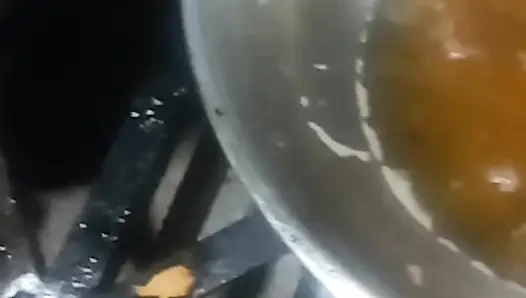 Bulaşık makinesi şefin yarağını emiyor