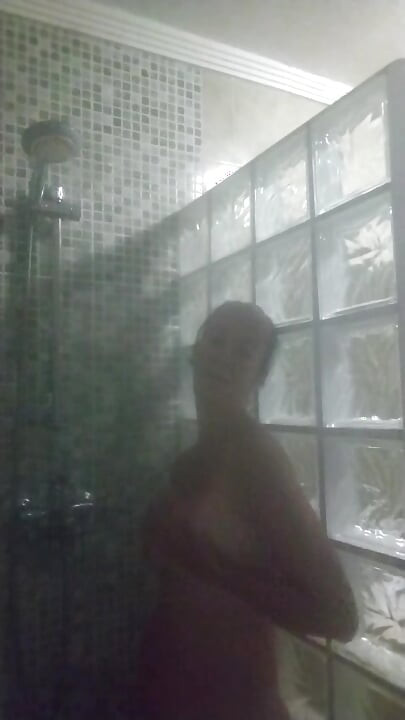 Brincando no chuveiro muito quente