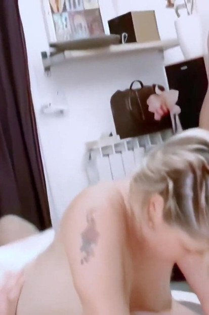 Tigra, französische MILf tigra genießt Atilas großen schwanz in ihrem anus
