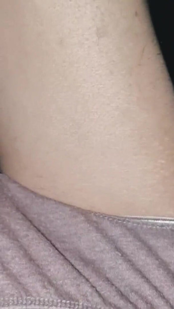 「インドの痩せた男の子が継母のパンティーを着て楽しんでいる」からの驚愕の瞬間
