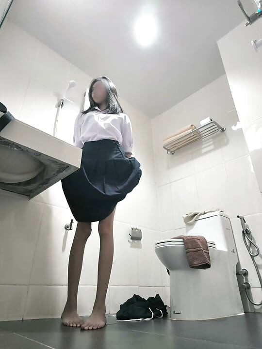 Cambiarse a un uniforme escolar en el baño