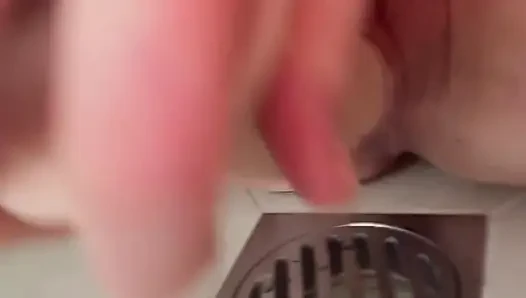 Dildo duşta ıslak amımı sikiyor