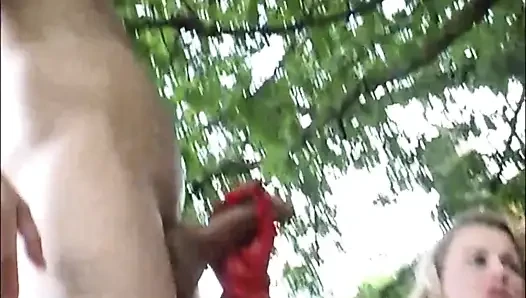 Federica çok edepsiz bir sarışın ve arkadaşlarının hepsi sürtük. Oral seks ve ağza boşalma ve bir sürü sert anal seks