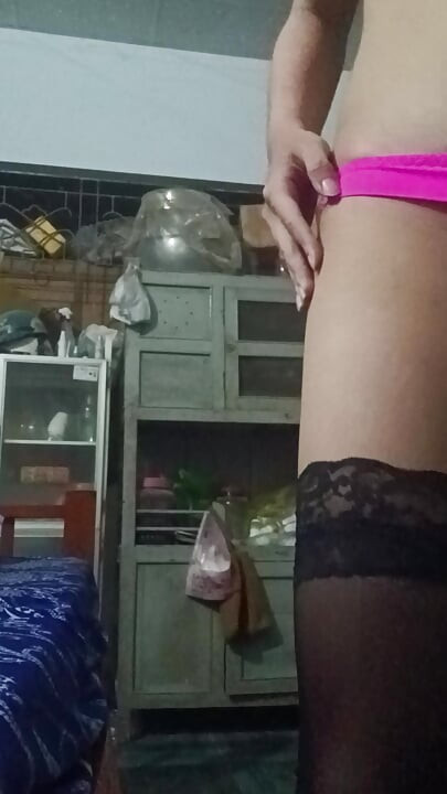 Young men wear underwear, bras, lace socks, and 6cm high heels to masturbate