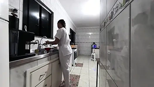 Rutinitas creampie pembantu di pekerjaan barunya.