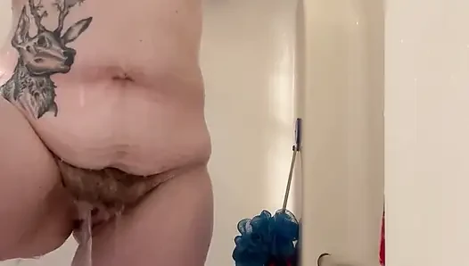 Aku lagi asik muasin diriku sendiri di kamar mandi
