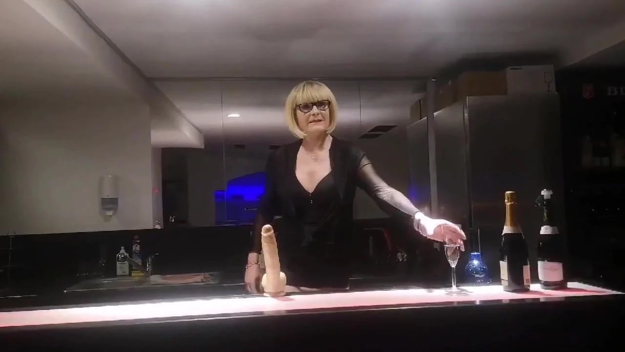 Monique seule au bar.....