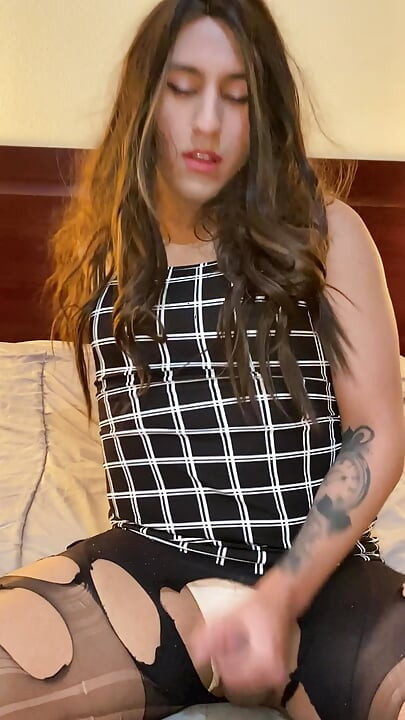 Natalia zerreißt ihre strumpfhose und kommt