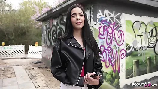 Alman izci - ince ve küçük memeli latin kız Kubera Fortuna ilk oyuncu seçmelerinde sikişiyor