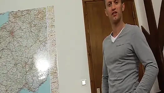 O, yüzüne büyük döl boşalmadan gün geçemeyen Fransız sürtük