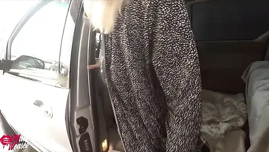 Pirang keriting mendapat pantat yang diinseminasi saat mencuci mobil