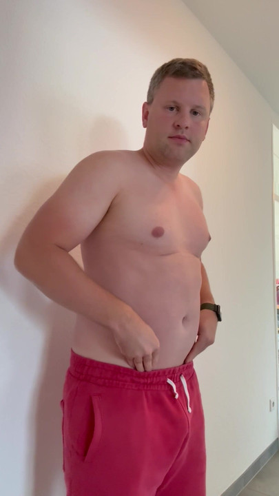 Pascal在家里脱衣