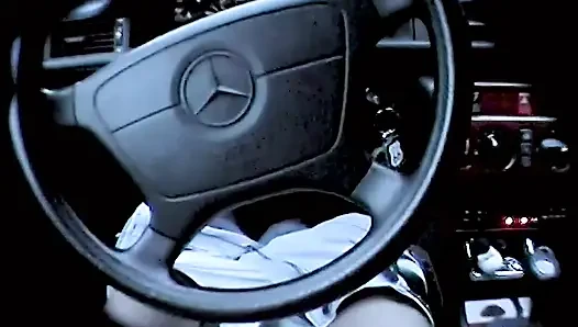 MILF mesum ingin masuk ke dalam mobil