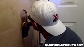 Er liebt es, dieses Gloryhole-Werkzeug wie ein Profi zu blasen