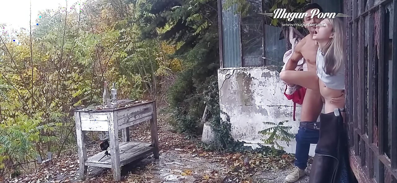 Minyon Gina Gerson yağmurlu bir günde açık havada sikişiyor