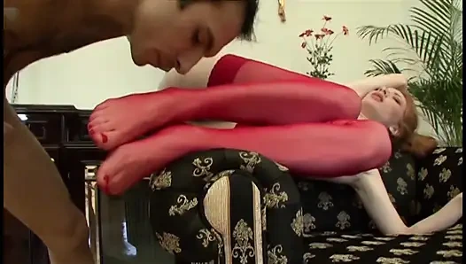 Горячую рыжую в красных чулках трахнули раком