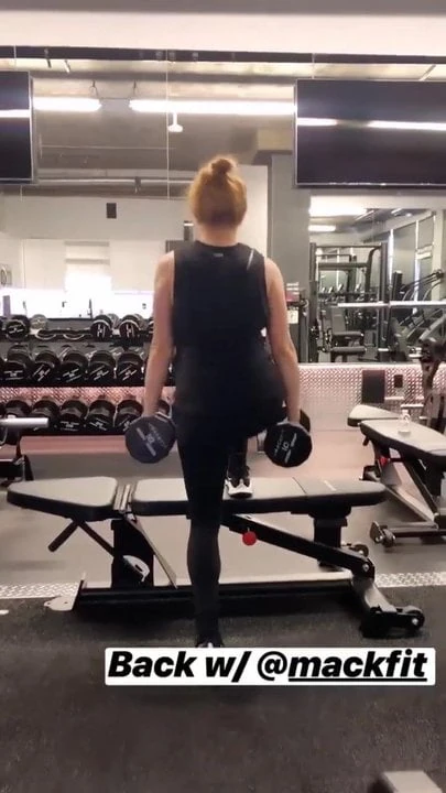 Ariel Winter sa plavom kosom, vežba