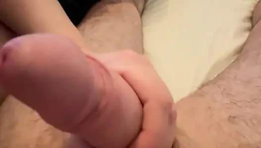 Моя подруга дрочит, лижет и сосет мой член.