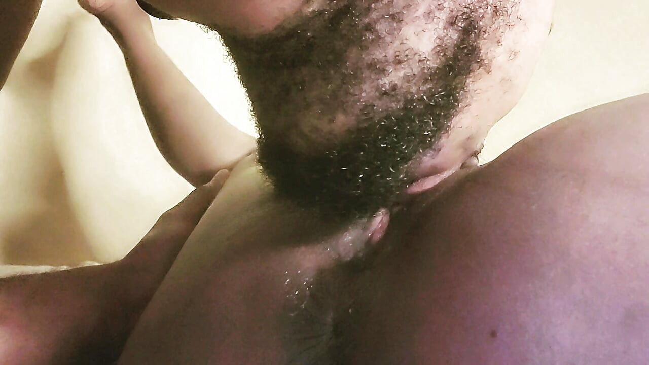 CLOSE-UP CLIT ZUIGEN EN LIKKEN MET SCHUDDEND ORGASME