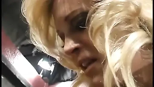 Seksi vitesli bir grup azgın lezbiyen yatakta oyuncaklarla sikişiyor
