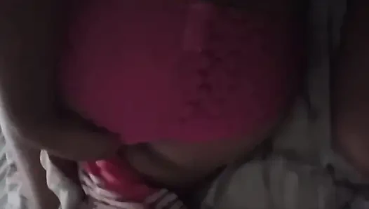 Я снимаю на видео мою сводную сестру, не осознавая этого, и я ласкаю ее и положил на нее руку